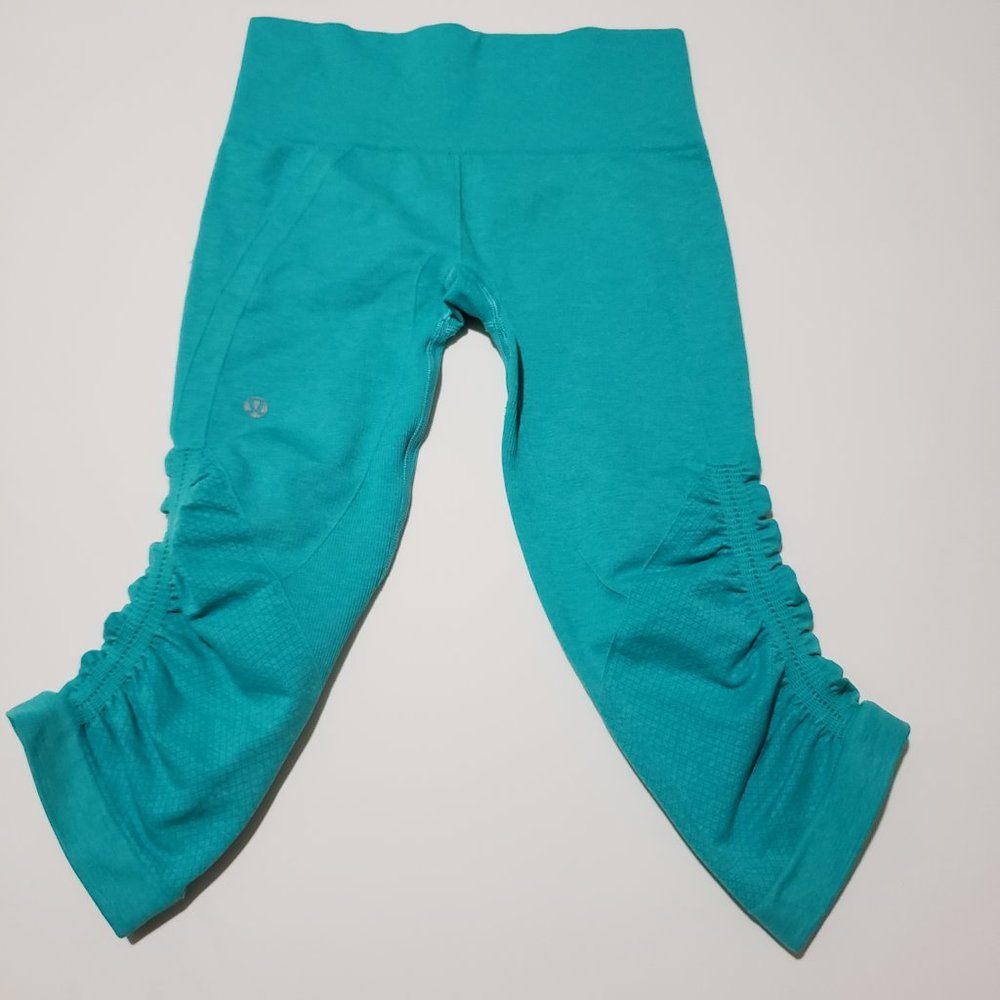 Lululemon Zone In Tight Green Capri Size 4